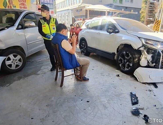 獨／熱心醫師山區巡診太累！恍神連撞路旁4車　零件碎片噴滿地