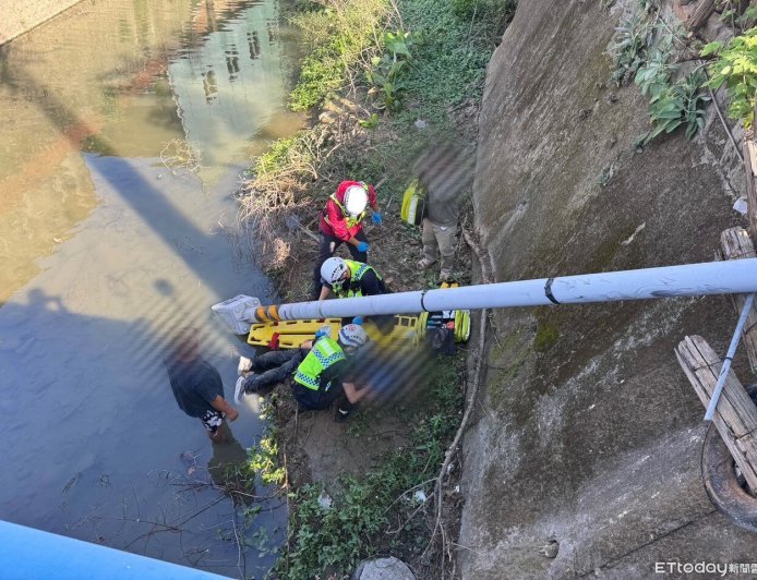 恐怖畫面曝！苗栗自小客鬼飄撞斷燈桿　路人夫妻被推落大排