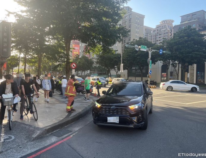 媽開休旅車載2兒看病！失神猛撞3機車　外送員被擊落受傷送醫