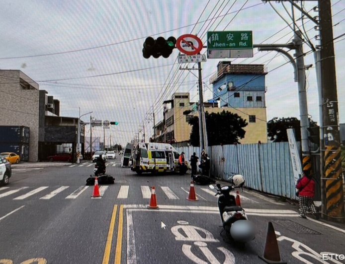 婦停紅燈突暴衝「高速撞翻3機車」　騎士拋摔引擎蓋恐怖畫面曝