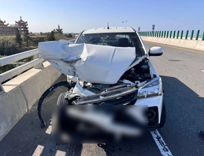 西濱驚險追撞！貨車故障停路肩皮卡猛撞車頭炸開　恐怖畫面曝光