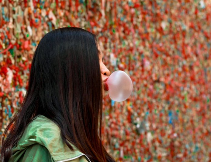 研究發現：嚼口香糖會吃下塑膠微粒　「6大健康危害」一次看