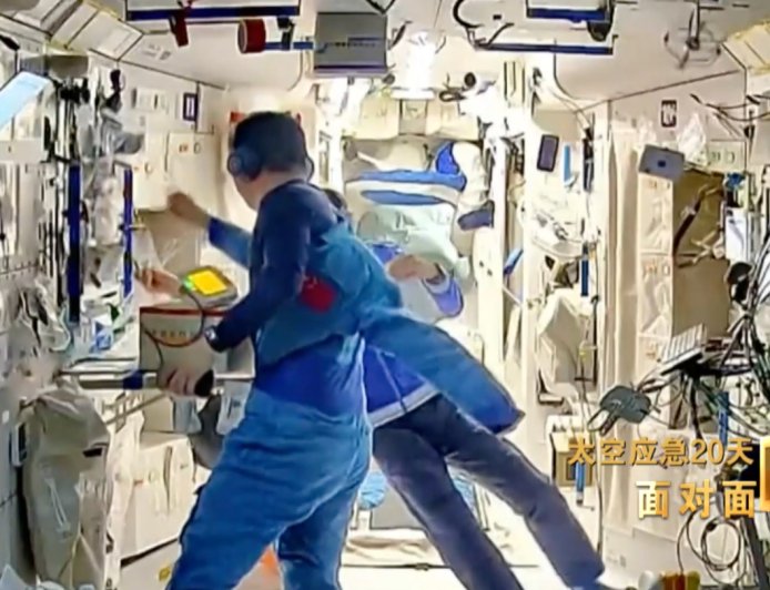 神舟二十号返回舱玻璃裂纹揭秘：三角形痕迹、贯穿性裂纹，初步判断空间碎片尺寸不到一毫米