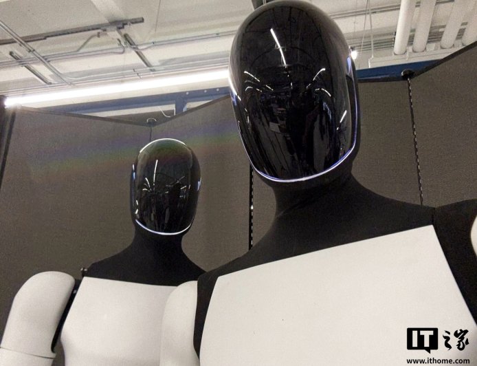 马斯克：Optimus 人形机器人复数形式为 Optimi