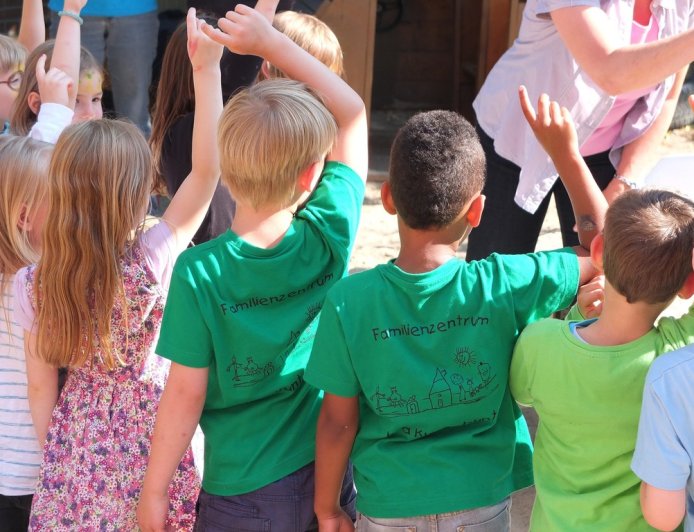 幼兒園瞬間抽椅害女童摔傷　兒闖禍父竟甩鍋：小孩力氣沒那麼大