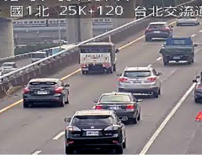 國1高架環北段2小客車追撞　佔路肩車流回堵5公里