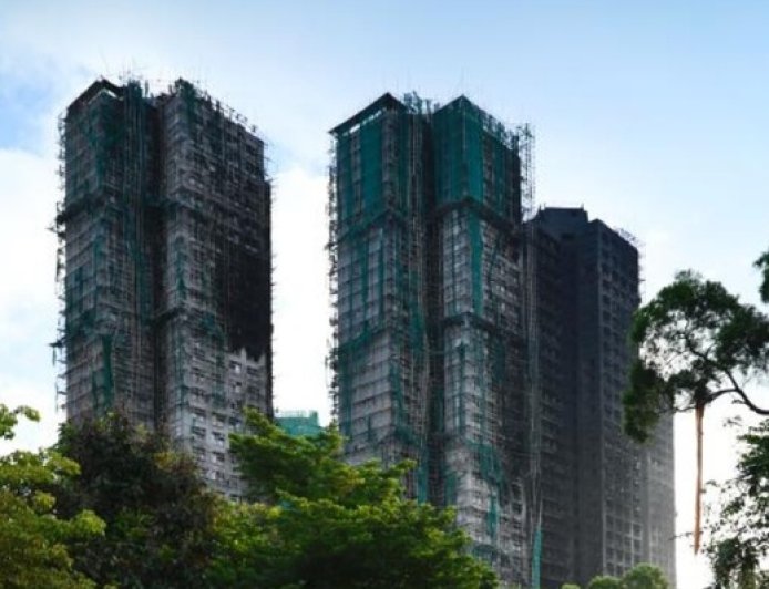 香港大埔火灾已致156人遇难，警方以涉嫌误杀罪拘捕15人