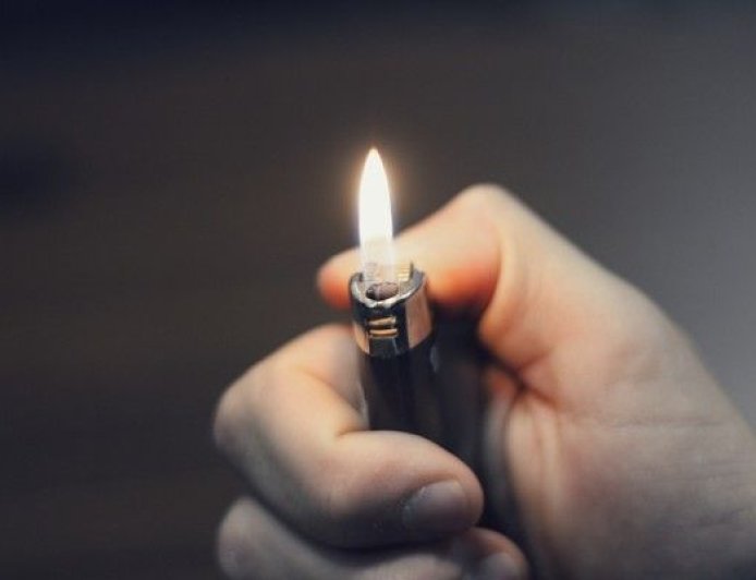 恐怖情人鎖門潑汽油逼殉情！繼父破門救女　殺人未遂起訴