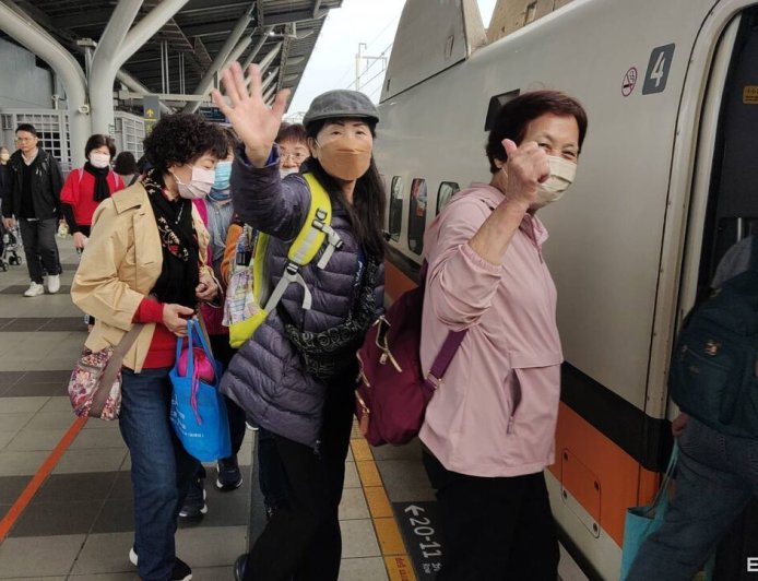 丹娜絲颱風後重拾生活！　高鐵台南站暖陪長者踏出家門第一步