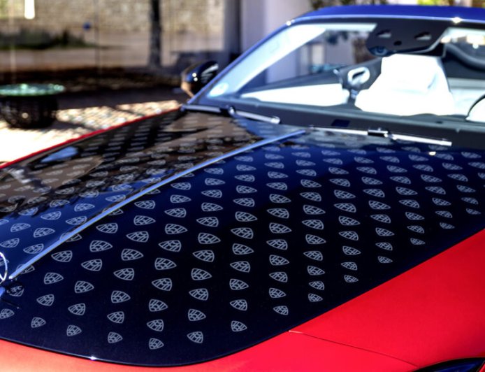 LV 风：迈巴赫 SL680 敞篷车成“LOGO 墙”，全身印满 835 个车标