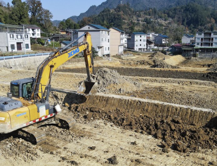 前11个月国内挖掘机销量同比增近两成，政策支撑下景气度有望延续