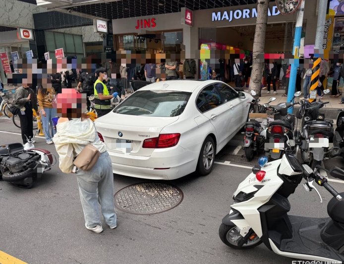 BMW暴衝猛撞雙載機車！再衝美食廣場人群2傷1命危　現場晝面曝