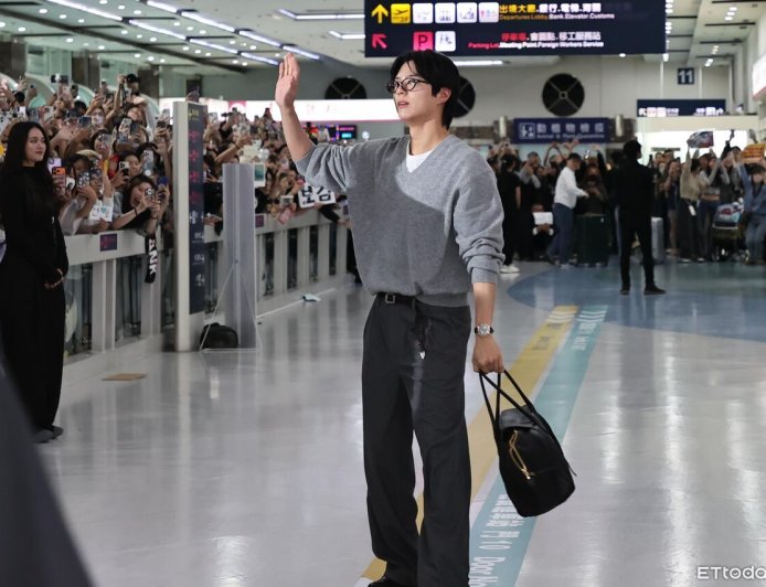 朴寶劍拎微笑包超親切　戴23萬歐米茄錶絕配優雅灰裝