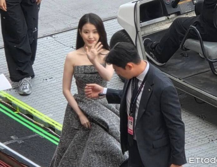 直擊／IU壓軸踏上紅毯！平口長裙驚艷現身　繞場給粉絲拍暖炸