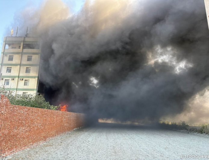 彰化福興鄉廢棄物堆突起火　恐怖黑煙竄天！5公里外可見