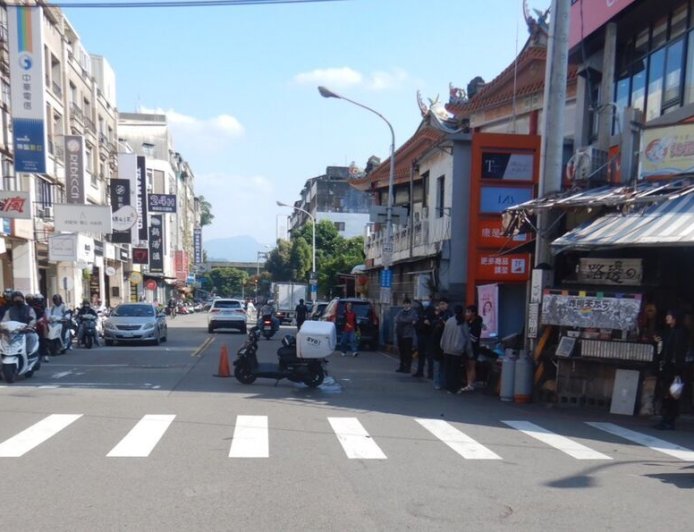 又是鬼切釀禍！一中商圈機車對撞騎士拋飛重摔　網友開噴左轉車