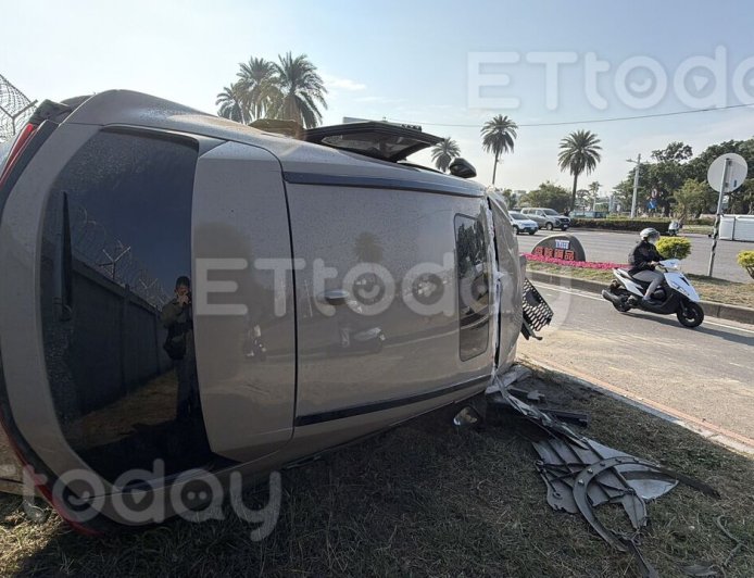 休旅車玩命關頭畫面曝！疑闖紅燈撞2車　衝機場圍牆翻覆1人受困