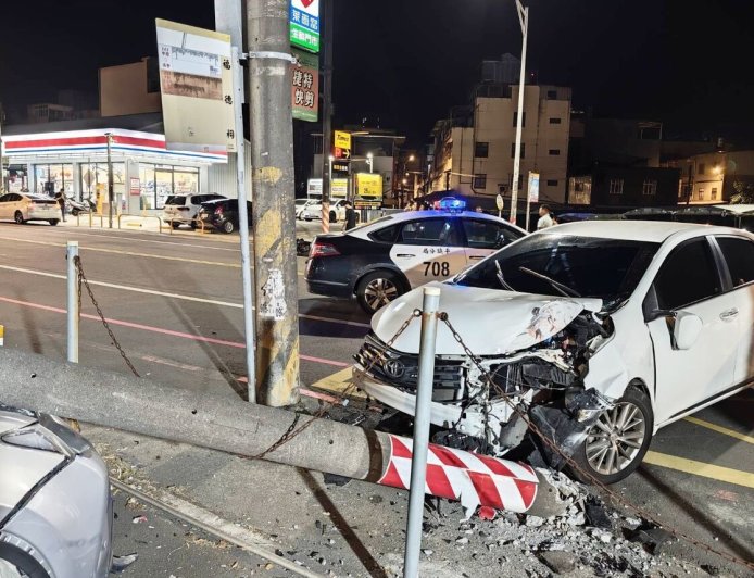 變態男狂追妙齡女「躲她家偷拍洗澡」再開車撞　引擎蓋留血跡