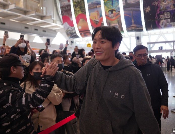 直擊／「哈洗大叔」機場走紅毯！一路大笑擊掌超嗨　潤娥收禮物暖翻