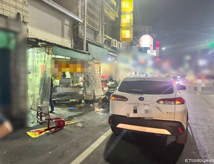 現場慘況曝！屏東駕駛撞進雞排店　2人燒燙傷、1機車毀損