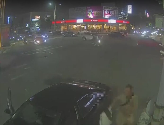 台中男撞車找女友頂包還痛毆她！唾液快篩陽+包包藏K他命