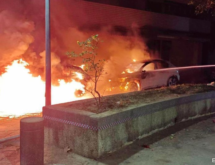 基隆表兄弟放沖天炮釀火警！2車慘遭燒毀　父母須連帶賠60萬