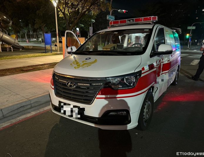 高雄救護車急送病患衝路口！騎士直直猛撞送醫　驚悚畫面曝