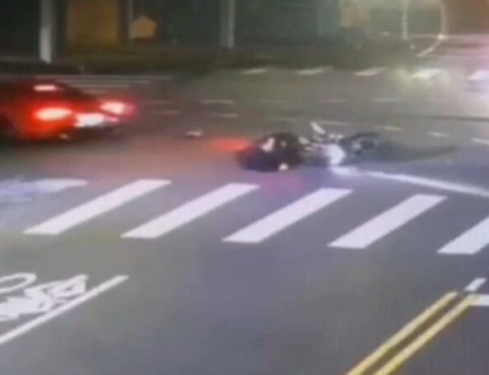 撞擊瞬間曝！彰化139線重機對決「牛魔王」　騎士慘摔骨折