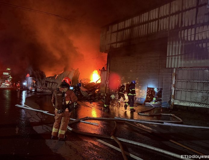 快訊／新北八里凌晨竄火！火勢延燒3工廠　警消出動159人灌救