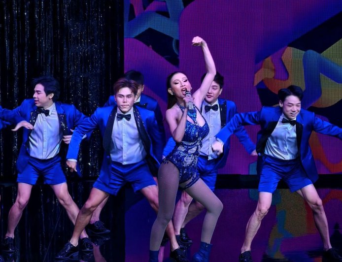 曼谷最省心夜遊行程！人妖秀＆逛夜市一站滿足　順遊侏羅紀世界展