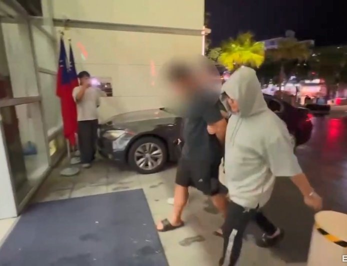 81歲嬤過馬路遭撞死！無照男落跑還找人接應　尿檢驗出雙毒陽