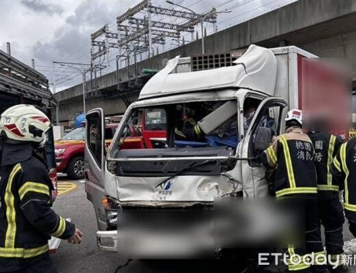 三寶聯結車亂轉彎！小貨車閃不過猛撞　駕駛左膝骨折卡車內