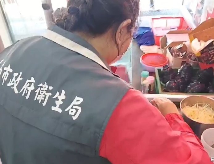 台南知名牛肉湯店「活蟑螂醬汁桶掙扎」！業者致歉、衛生局稽查