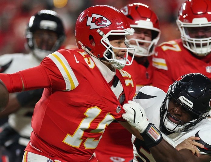 Chiefs’ playoff hopes dwindle as Patrick Mahomes throws three interceptions in loss to Texans