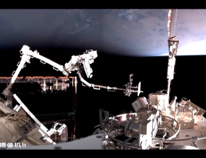 神舟二十一号航天员乘组圆满完成第一次出舱活动，顺利完成神二十飞船返回舱舷窗巡检拍照