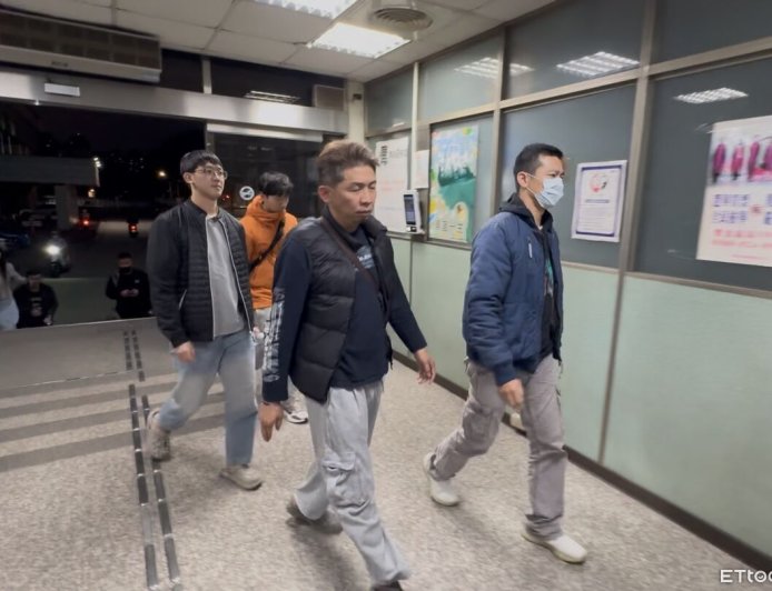 快訊／新北市刑大爆洩密　巡佐、偵查員晚間移送地檢署畫面曝