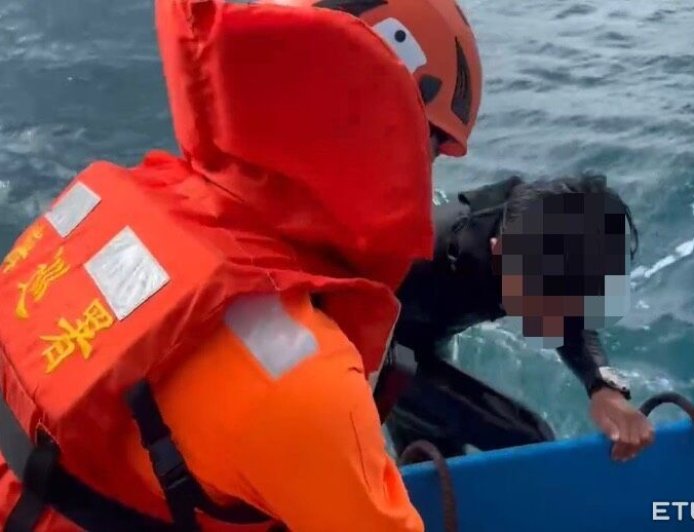 衝浪客被捲外海沒力了！受困海上揮手求救　海巡聯手漁民救人