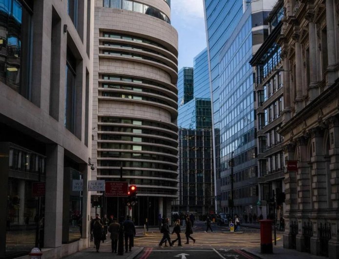 调查：疫情结束后 英成年人日均上网时长不减反增