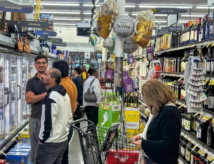 民调：生活费危机限制美国人消费