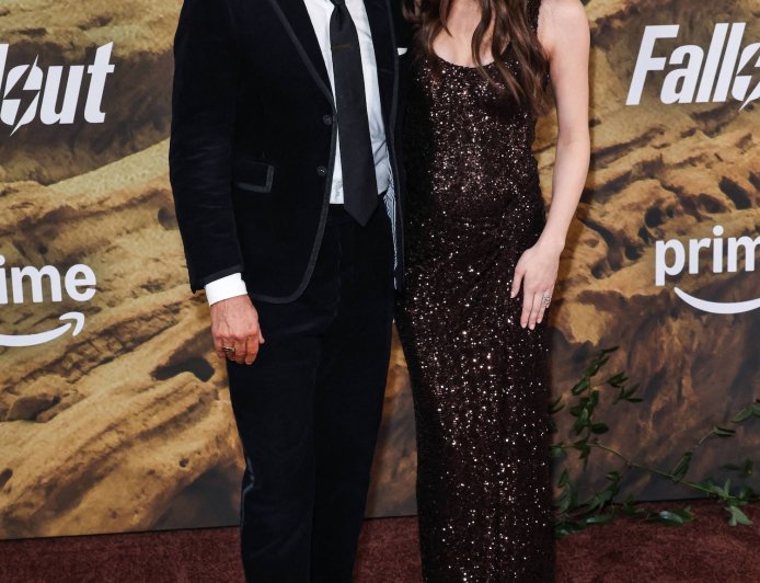 Justin Theroux Cozies Up to Pregnant Wife Nicole Brydon Bloom on Red Carpet
