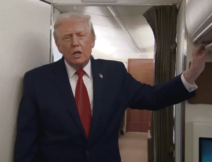 Trump repeatedly bumped by bathroom door during hilarious AF1 gaggle: 'Come on out!'