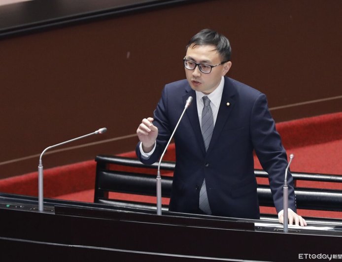 獨／藍委父佔國有地蓋停車場賺大錢　被抓包急刨柏油拆鐵皮仍遭起訴