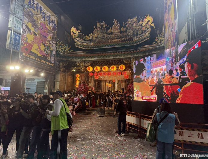 快訊／青山宮遶境「暗訪第二夜」　他拍外籍女裙底...遭包圍送警局