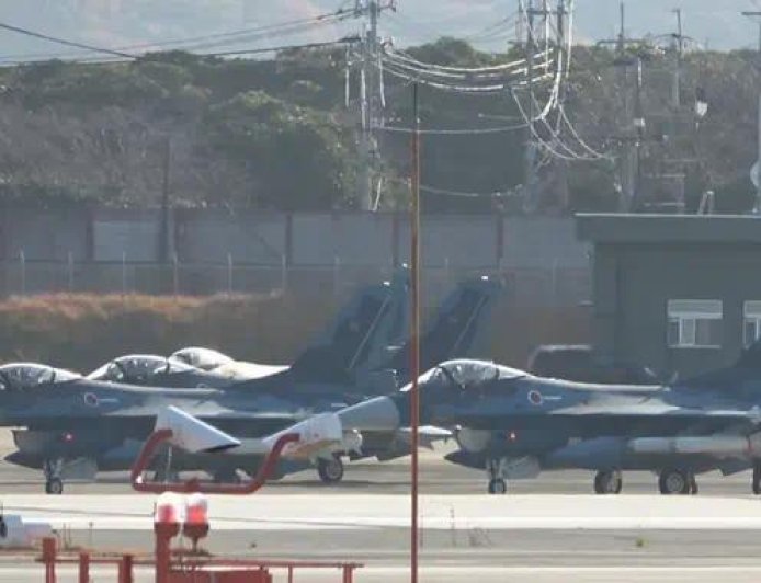 演给谁看？辽宁舰刚掉头，日本空自12架F2战机模拟三波次饱和攻击