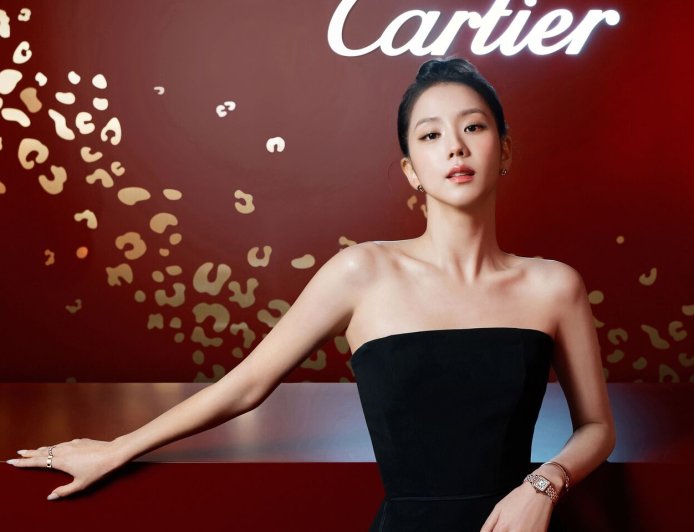 Jisoo派對造型秀優雅魅力　疊搭卡地亞美洲豹鑽錶與手環更時髦