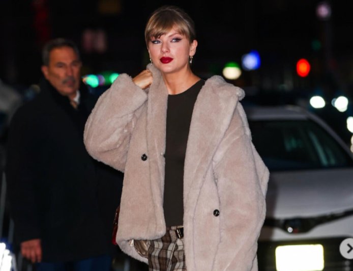 泰勒絲高調私服穿搭！Max Mara泰迪熊大衣搭紅底長靴超迷人