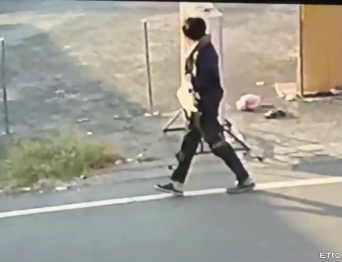 遛蛇意外還原！26歲男主人遭蟒狂纏到「休克斷片」　清醒受訪道歉