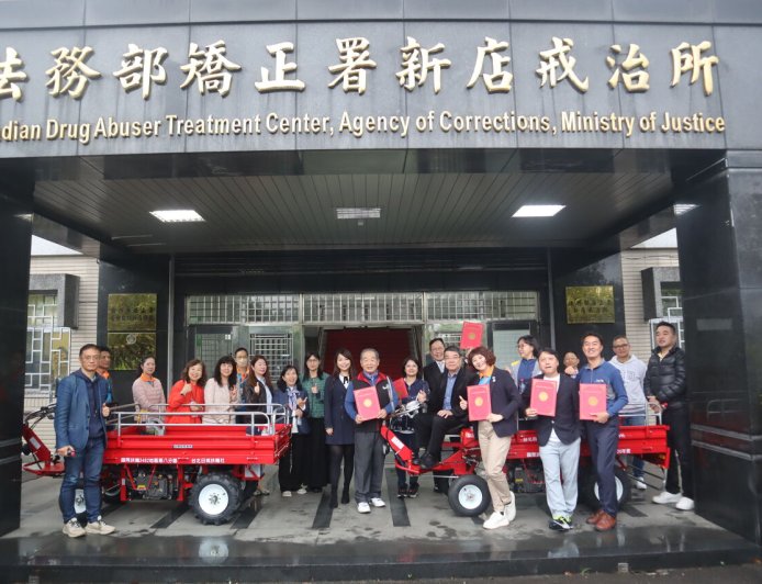 爬坡載貨更實用！扶輪社贈新店戒治所2輛鐵牛車　特教打擊樂團助陣