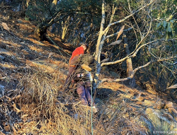 4人攀東卯山抄捷徑迷路！1人滑落30米2人困峭壁　勇消成功救援