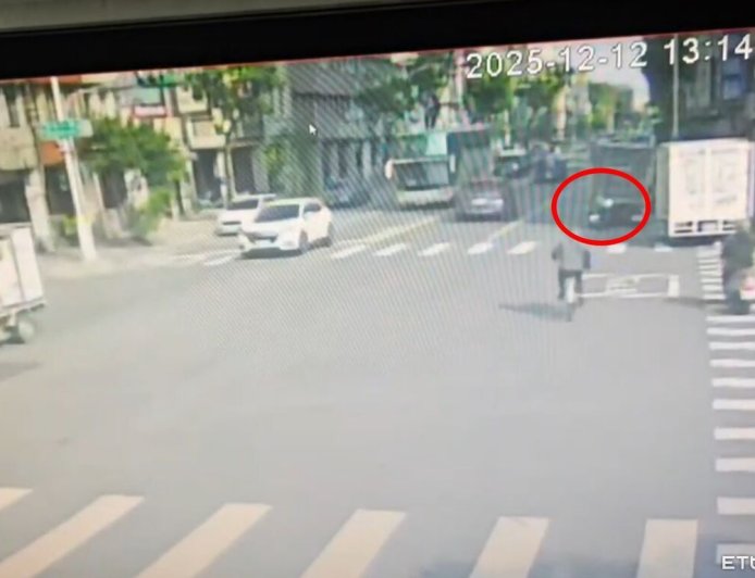 瞬間畫面曝！高雄54歲警外出抓車手　騎車自撞違停貨車…不幸殉職